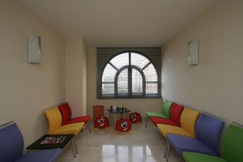 Sala de espera para la consulta de pediatría en San Pedro