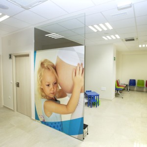 Zona de pediatría y ginecología en la clínica de Estepona