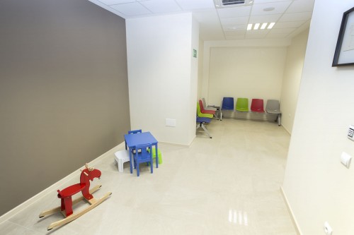 Sala de espera y zona de juegos para la consulta de pediatría en Estepona