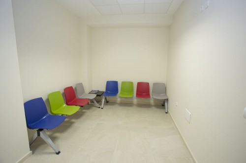 Sala de espera para la consulta de pediatría en Estepona